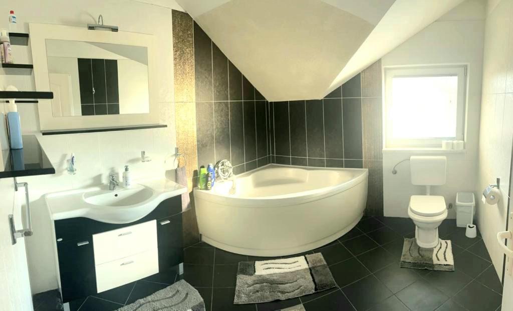 Villa 2 Etagen Mit Grossen Garten Modrica Extérieur photo